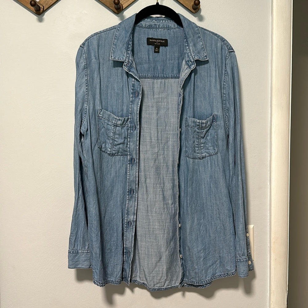 Banana Republic light wash chambray jean button shirt